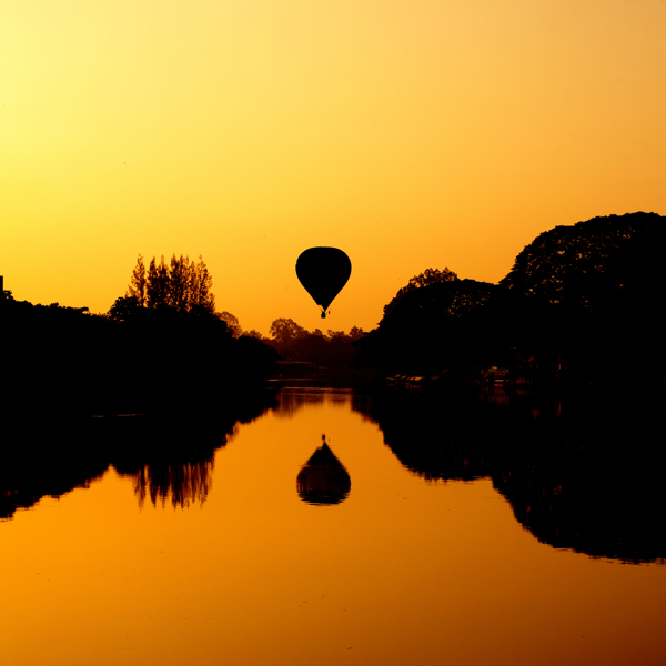 黄昏湖面上的热气球