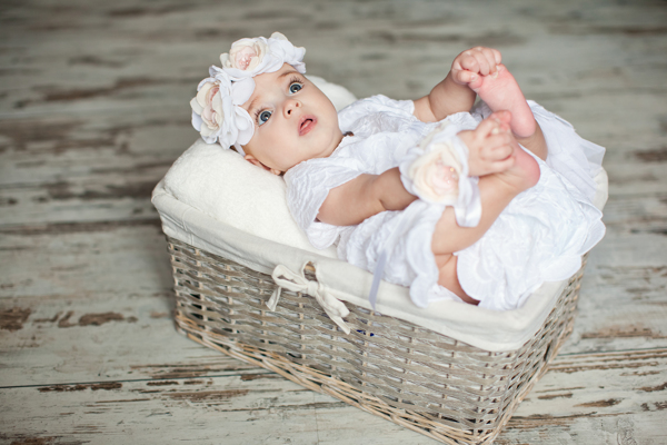 摇篮里的可爱婴儿图片