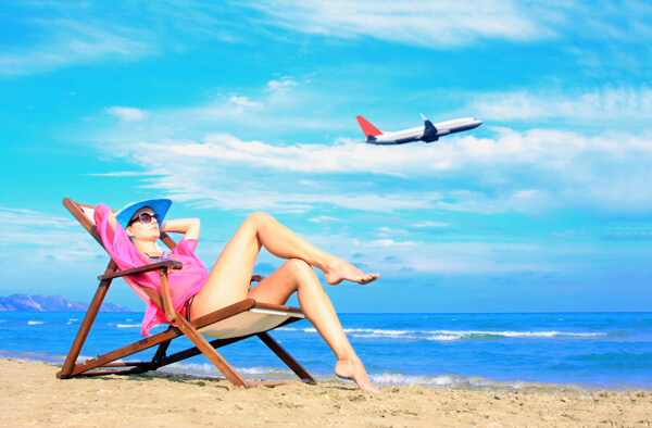 沙滩椅子上度假美女图片