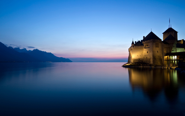晚霞下矗立在海上的古老城堡图片素材下载
