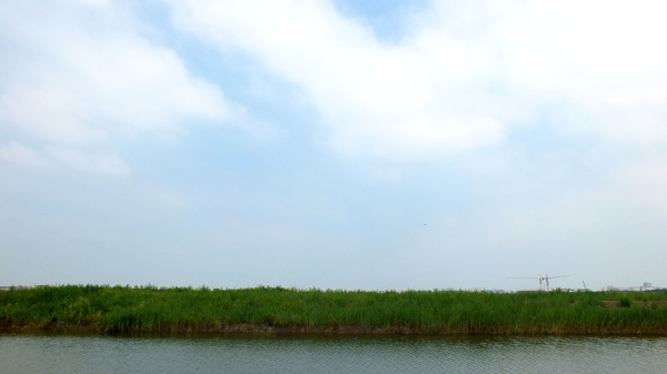 藍(lán)天白云綠地湖水