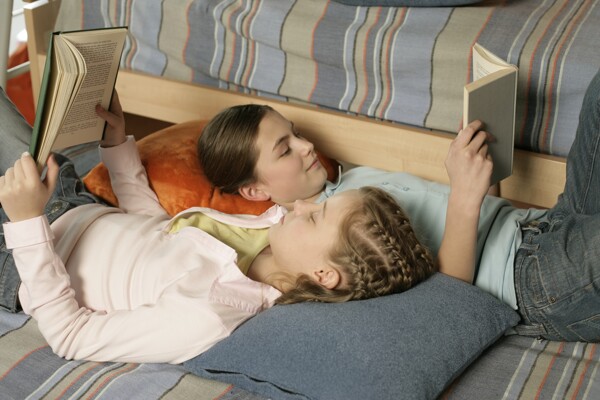 躺着看书的外国女孩图片