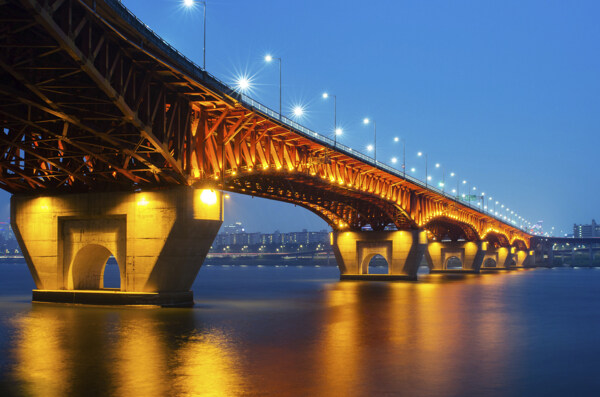 桥梁上的灯光图片