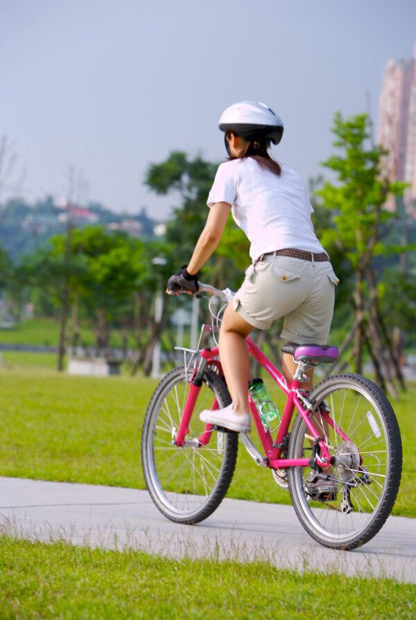 親子休閑腳踏車(chē)自行車(chē)腳踏車(chē)賽車(chē)戶(hù)外運(yùn)動(dòng)車(chē)道風(fēng)景草坪