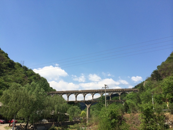 蓝天白云高山桥梁图片