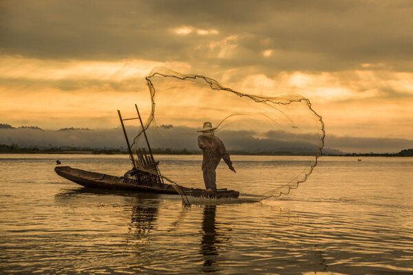 散鱼网的捕鱼人物图片