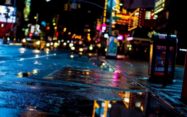 高清雨后城市霓虹灯夜景街景