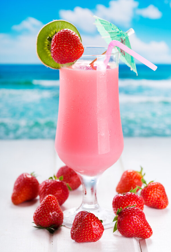 海边的红色果汁和草莓