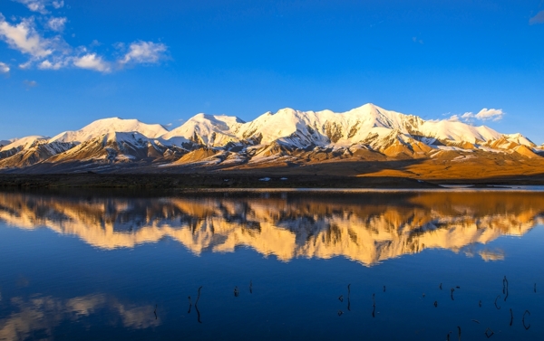 雪山靓影蓝天深湖摄影图图片