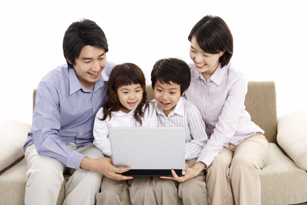 打电脑幸福家庭图片