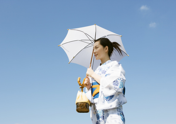 打雨伞的日本美女图片