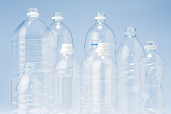 一片透明的塑料瓶子特写图片