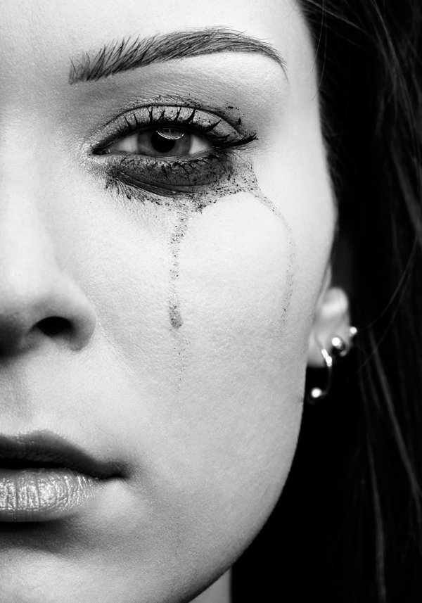 泪流满面的女人图片