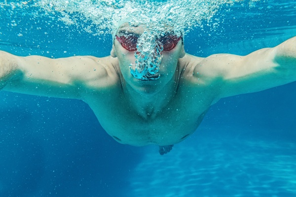 吐泡泡的游泳运动员图片