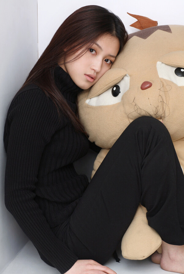 抱著娃娃的女孩圖片