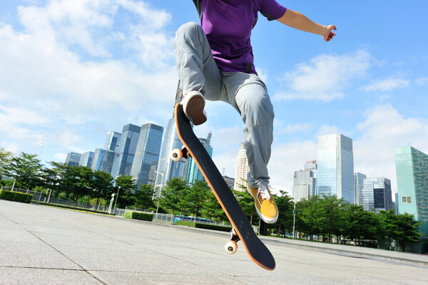跳跃的滑板运动员图片