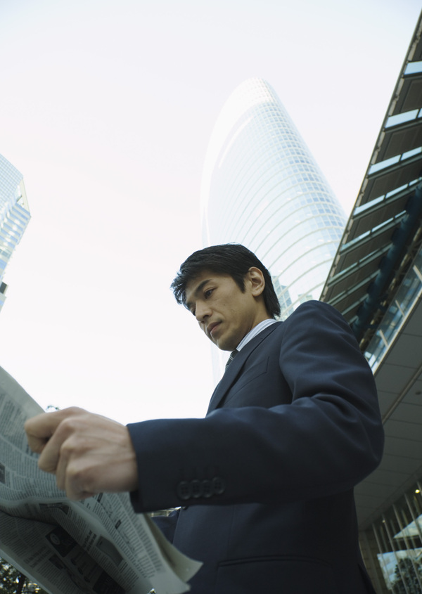 看報紙的商務(wù)男人圖片