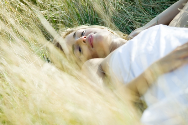 躺在草丛晨的美女摄影图片