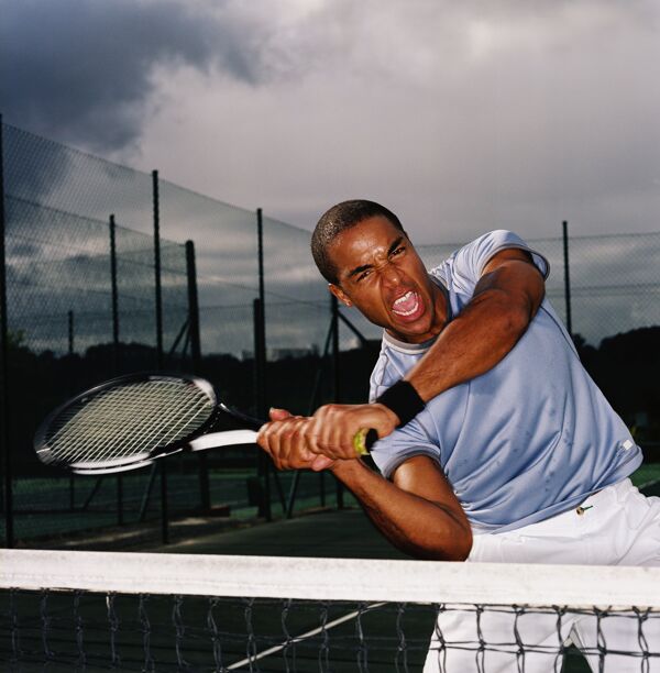 打网球的运动员图片