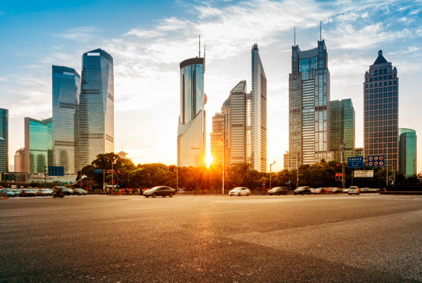 夕陽西下的城市建筑群和街景