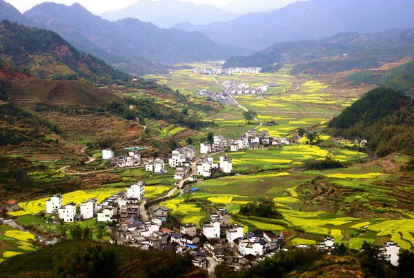 連綿的遠山和美麗的山村田園風(fēng)光