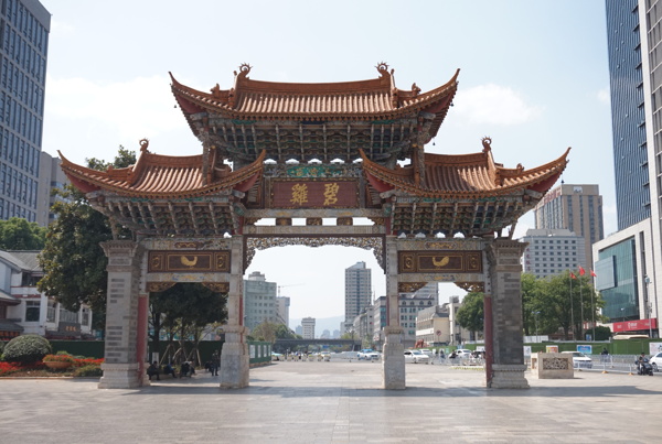 現(xiàn)代城市環(huán)境中一座中國傳統(tǒng)建筑風格的牌坊