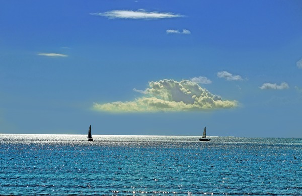碧海藍(lán)天水天一線