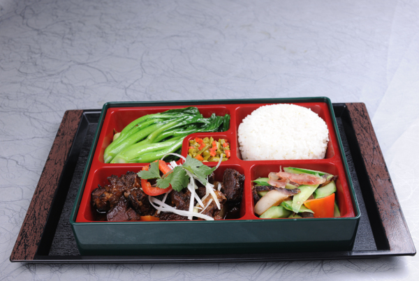 傳統(tǒng)中式便當(dāng)盒飯紅燒牛肉飯