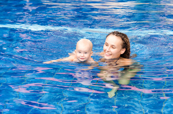 游泳的母婴图片