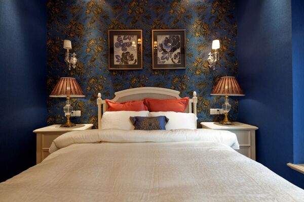 欧式奢华卧室深蓝色背景墙室内装修效果图