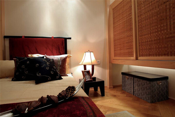 现代时尚卧室酒红色床头室内装修效果图