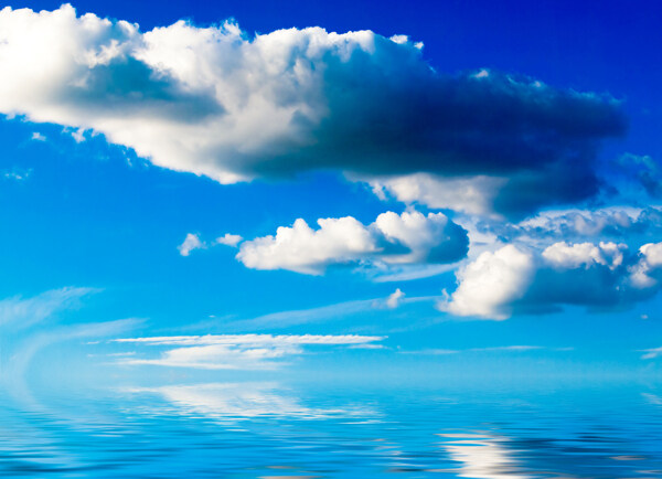 美丽的蓝天白云海面图片