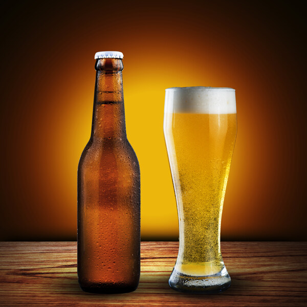 木板上的啤酒瓶和啤酒杯
