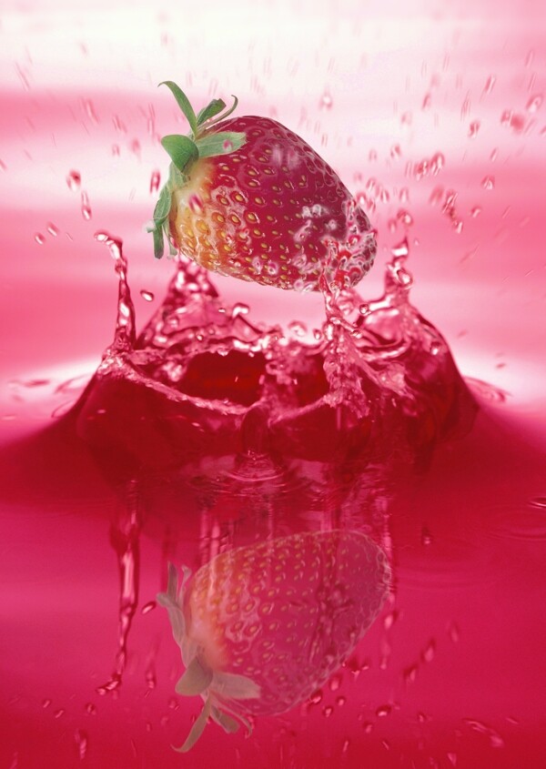 入水草莓水滴溅起瞬间高清图片