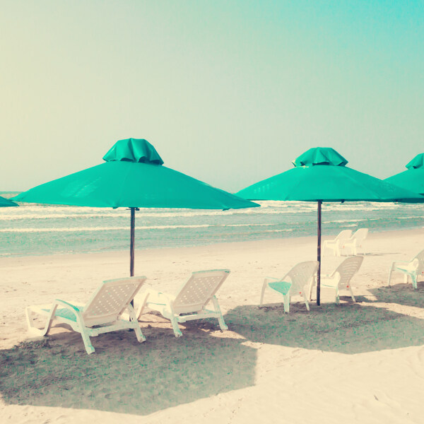 沙滩凉椅与遮阳伞