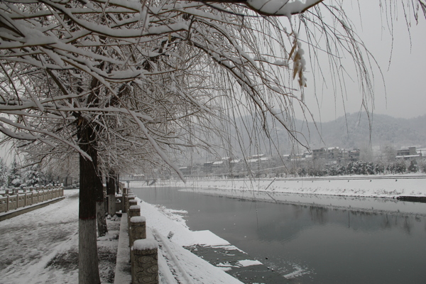 冬季丹江江畔图片