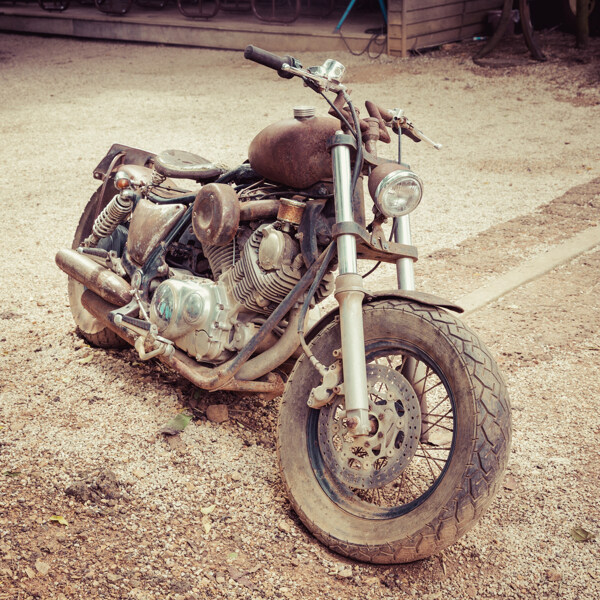 被泥土污染的摩托车图片