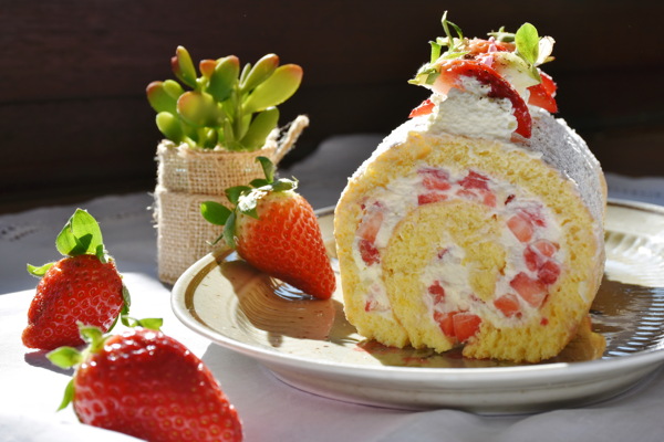 奶油草莓蛋糕卷图片