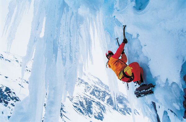 雪山攀爬极限挑战高清图片