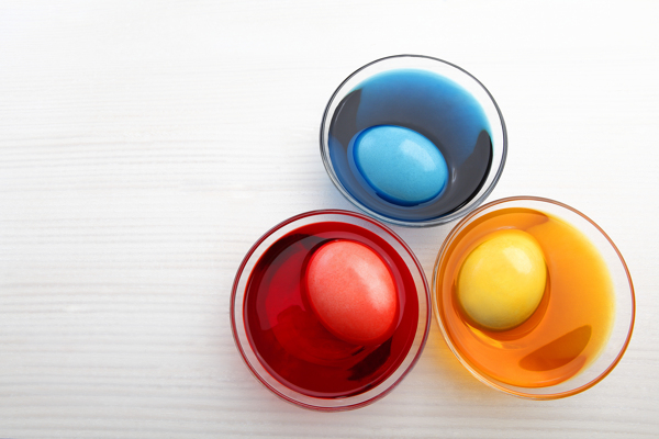 彩色液体中的彩蛋图片