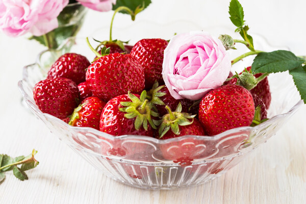 水果盆里的草莓玫瑰花图片