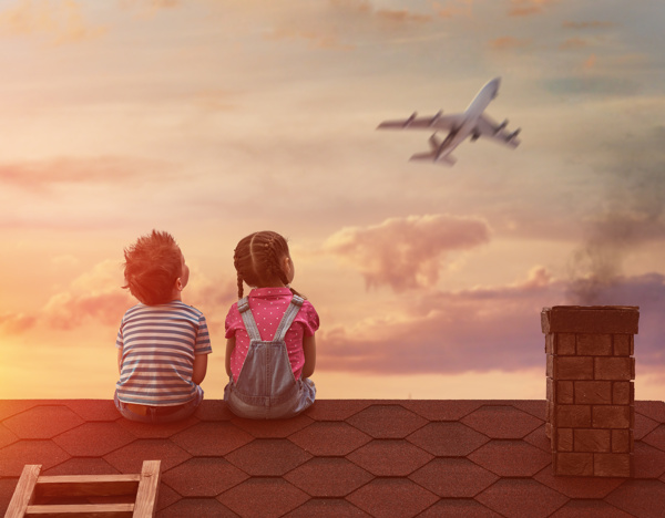 小孩看望飞机