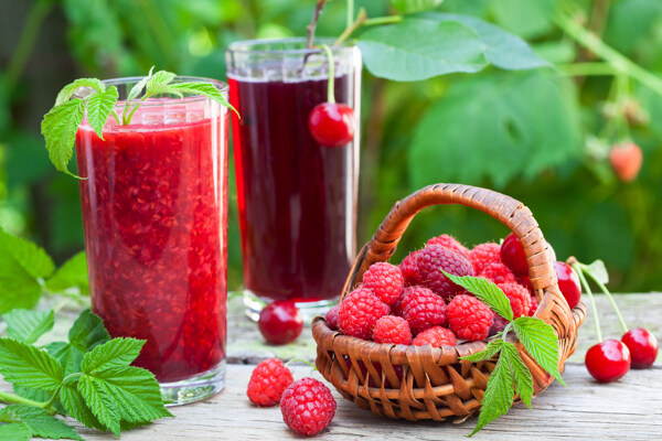 树莓和树莓果汁