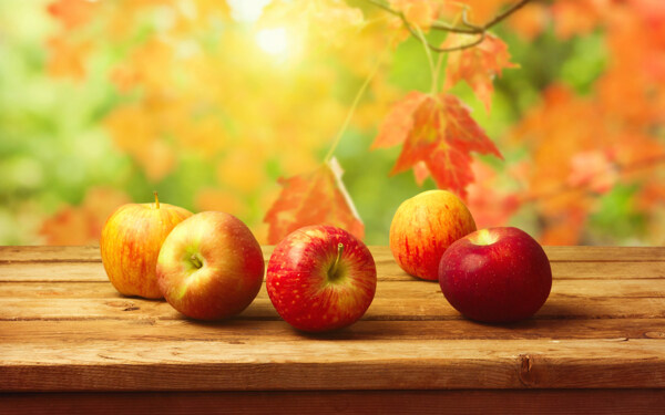 木台上的苹果