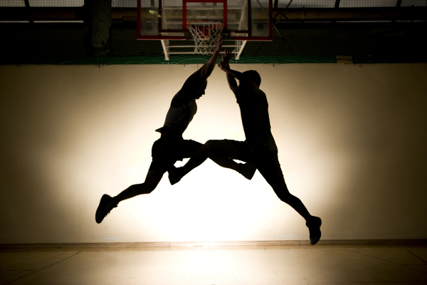 篮球比赛运动员图片