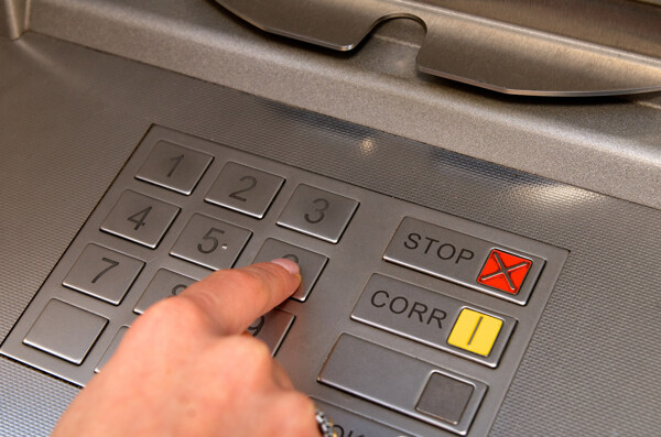 按ATM按键的手指图片