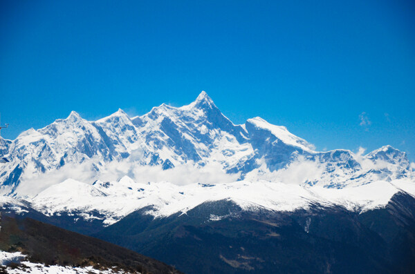 雪山山峰蓝天背景海报素材图片