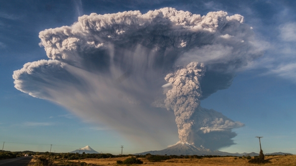 火山喷发蘑菇云图片