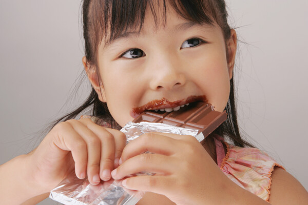 吃巧克力的小女孩图片