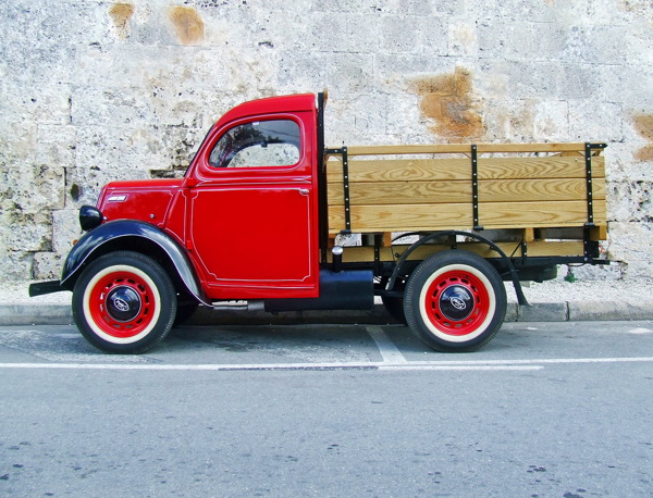 古典红色皮卡车图片